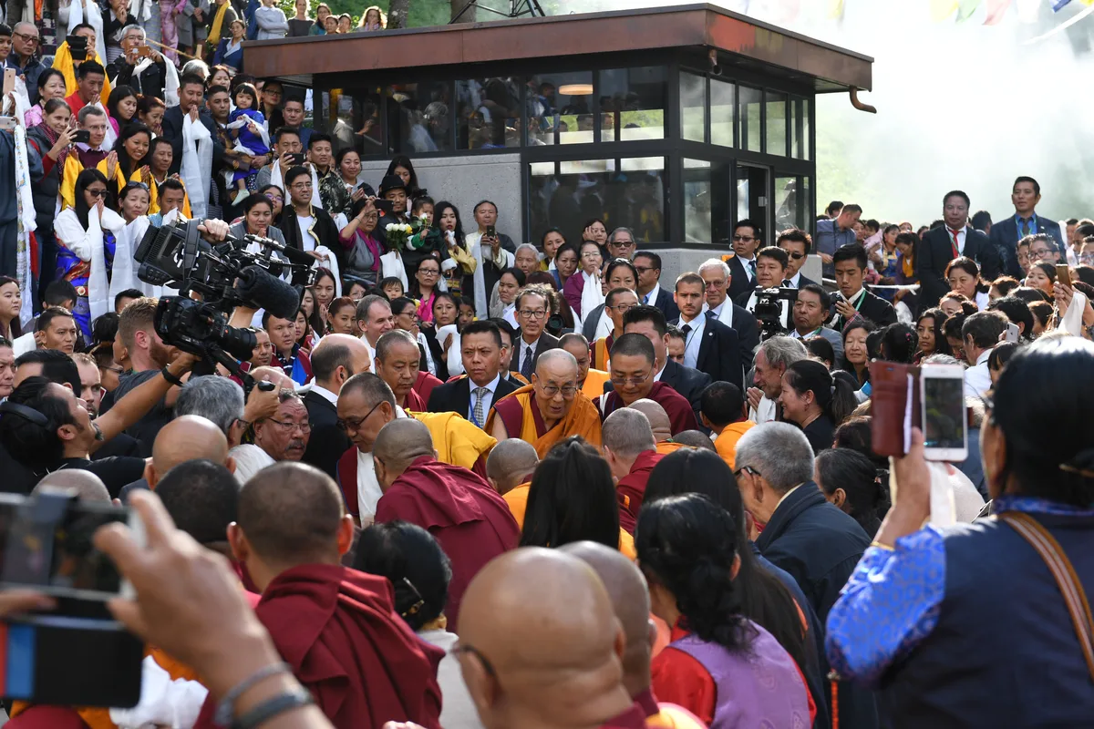 2018 war der Dalai Lama zuletzt im Tibet-Institut. Bis heute steht für ihn allzeit ein Gästezimmer bereit. (Archiv) Blick auf den Dalai Lama in einer Menschenmenge